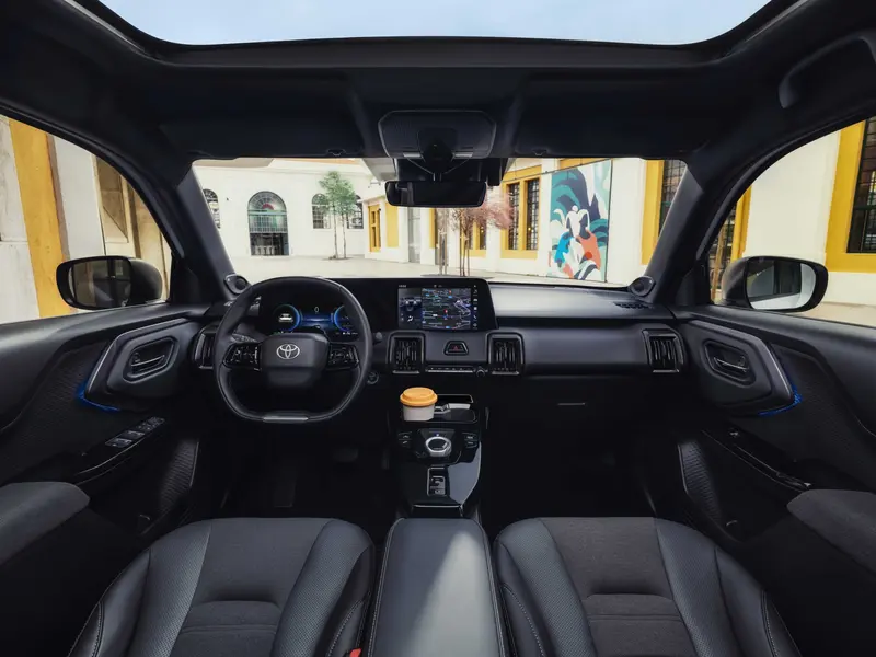 Interieur van de Toyota Urban Cruiser: stuur, digitaal instrumentenpaneel en centraal scherm