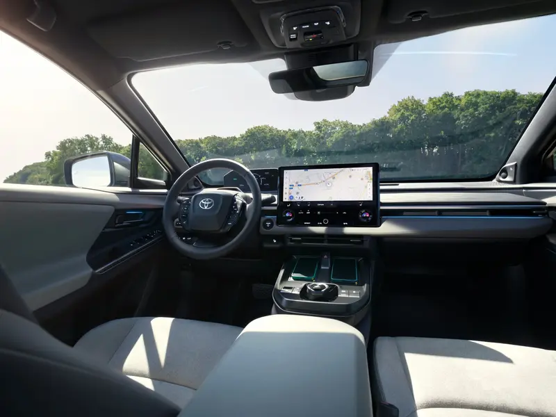Interieur van de Toyota C-HR+: stuur, digitale cockpit en 14-inch multimediascherm